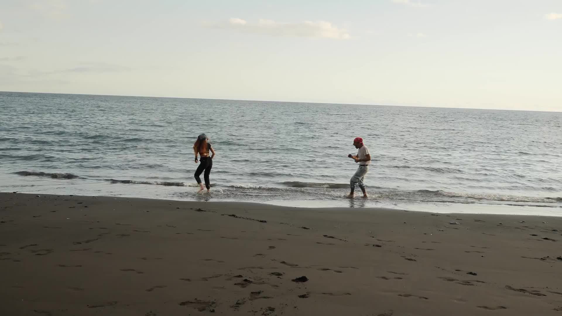 情侣在海滩上玩耍