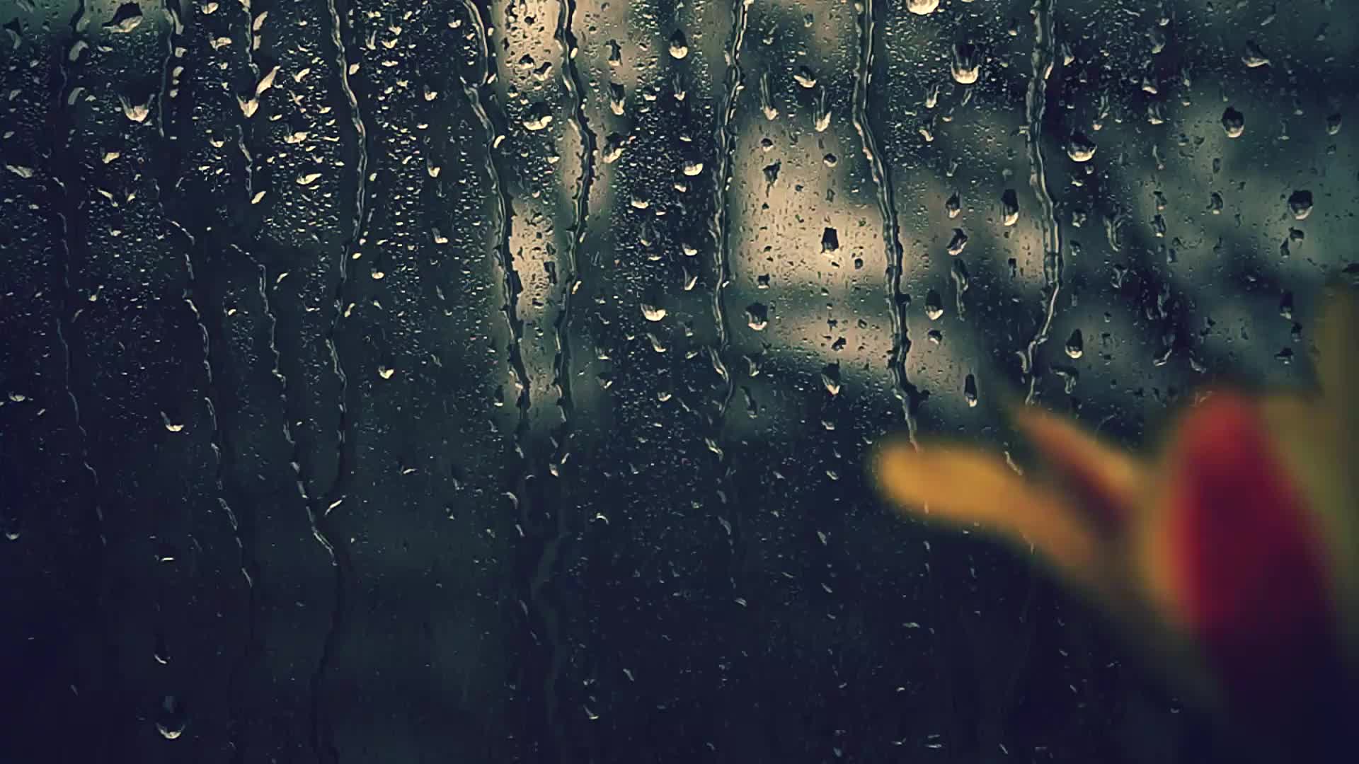 玻璃窗外雨水