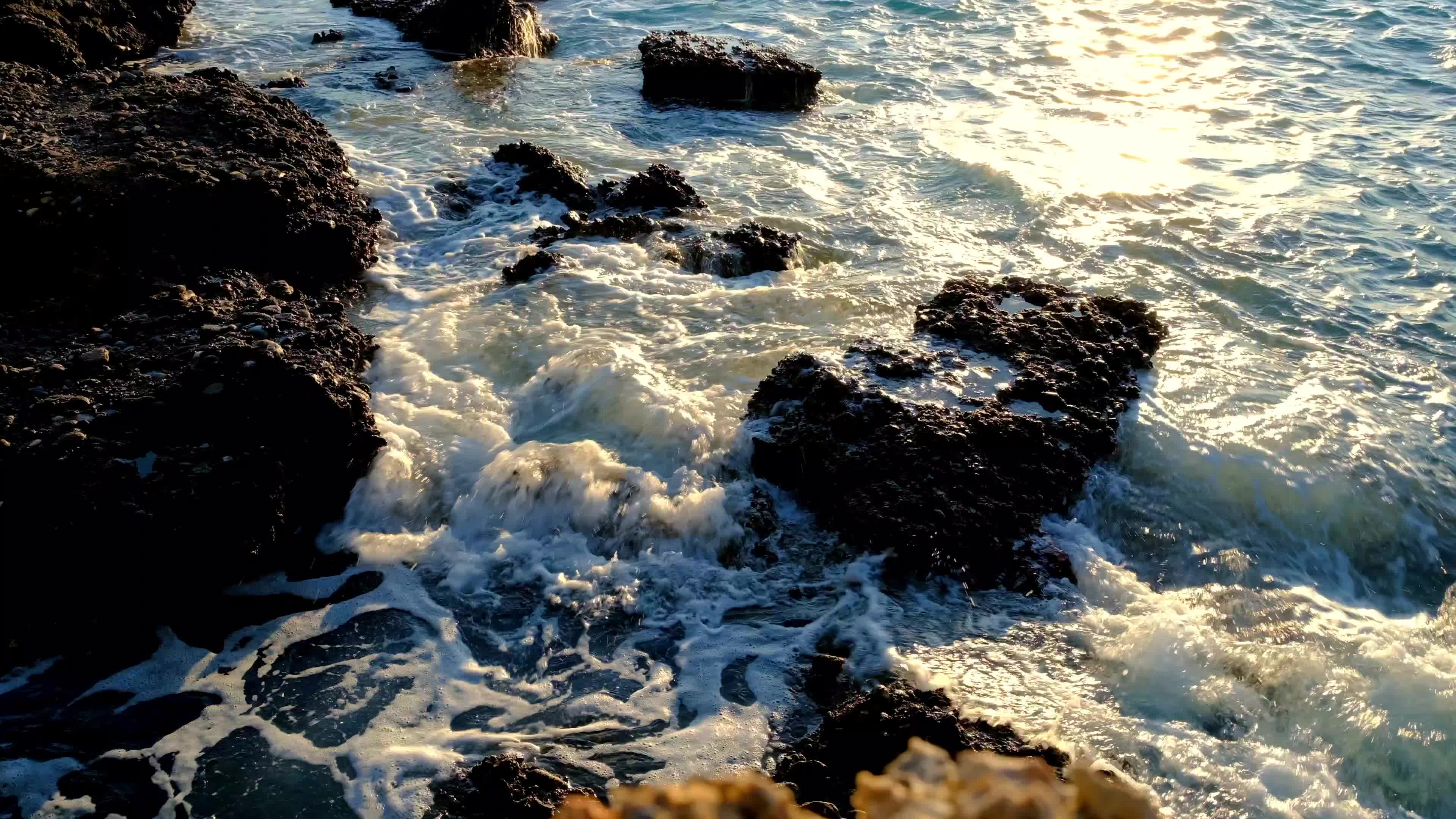 海水击打岩石溅出浪花