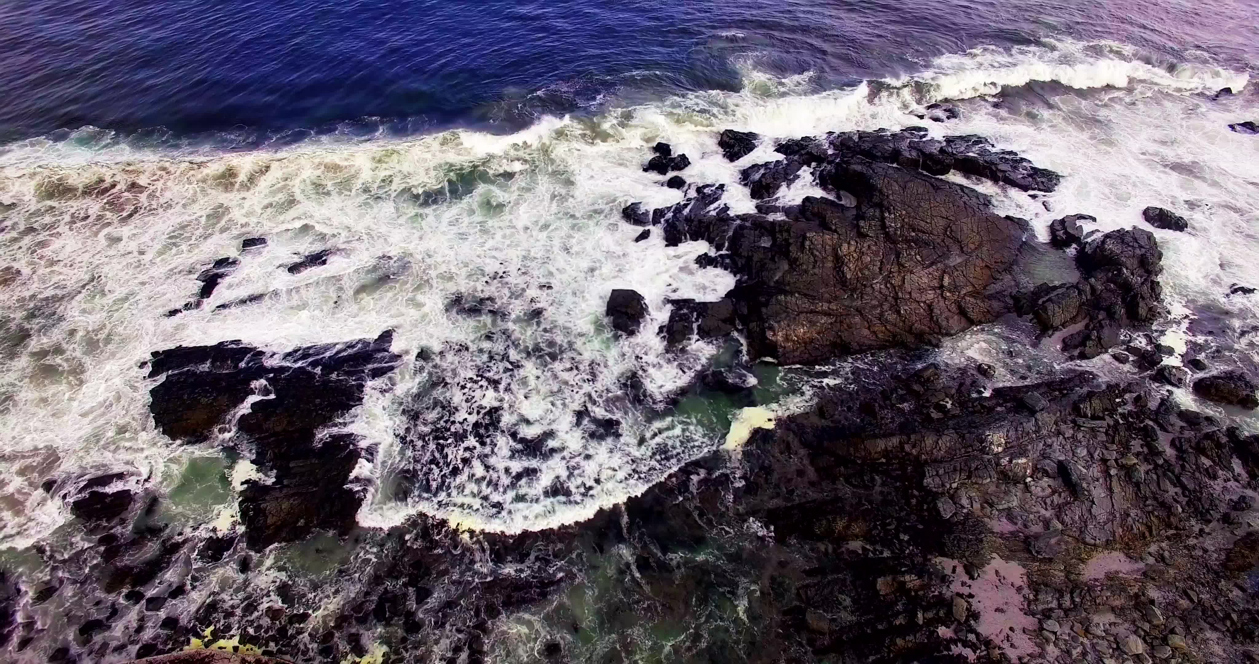 海浪击打岩石