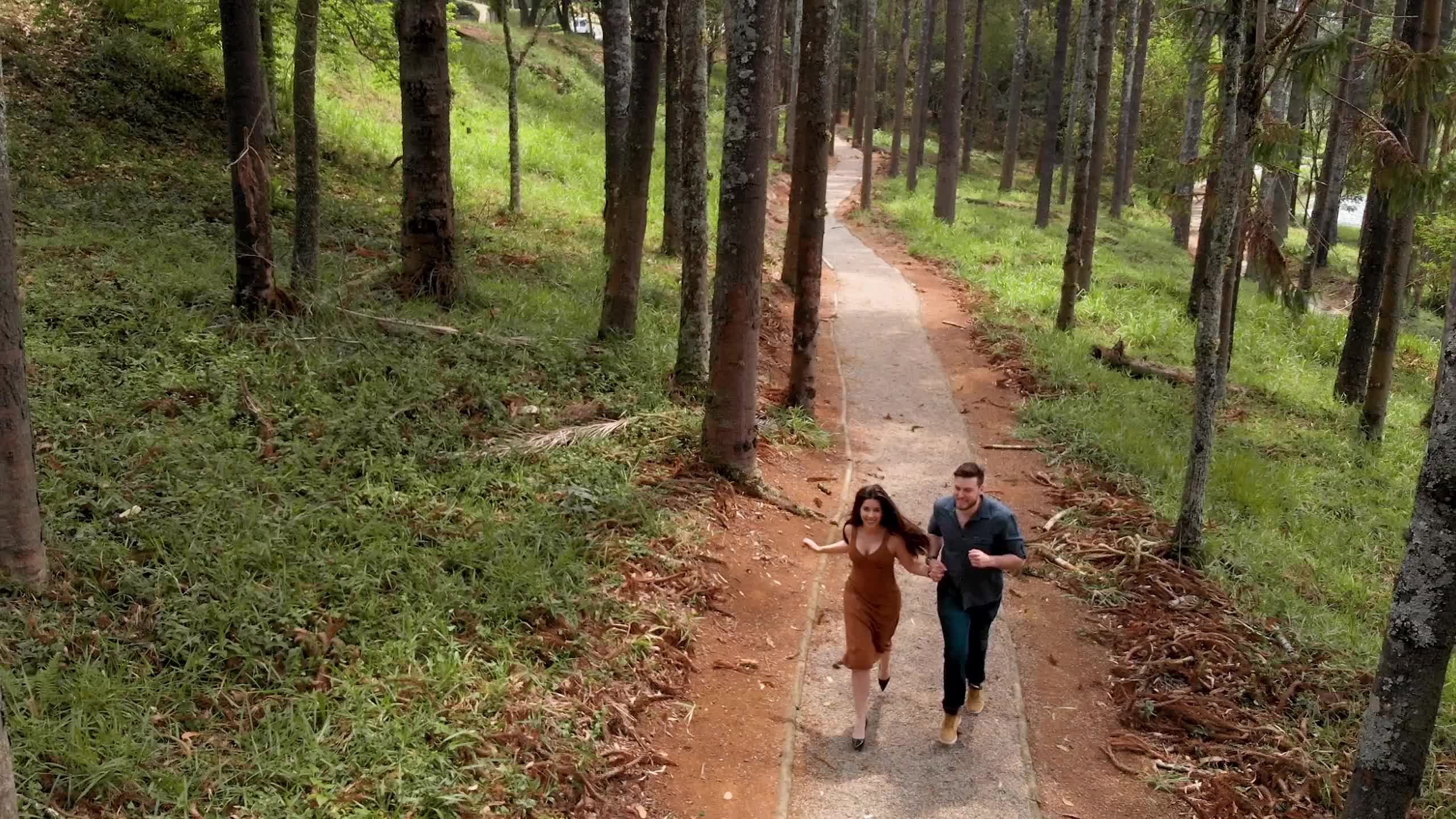 夫妻一起奔跑在森林小路上