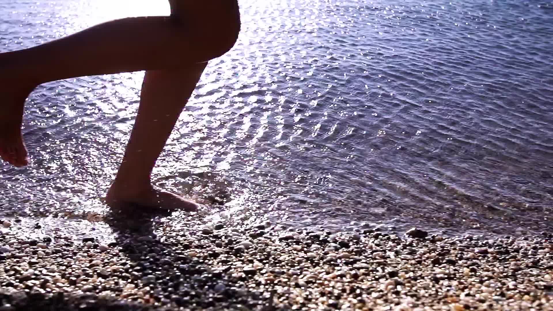 美女在海边跑步