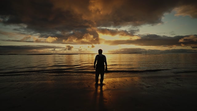 男人站在海边