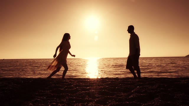 情侣在沙滩约会