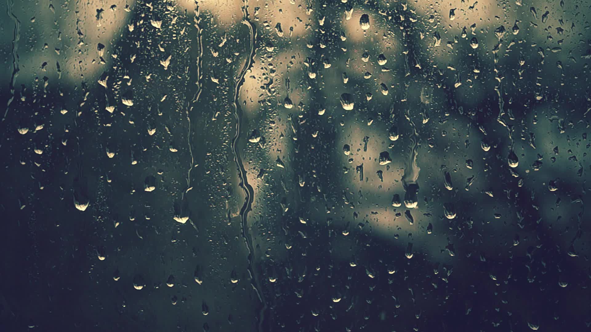 玻璃窗外雨水流动