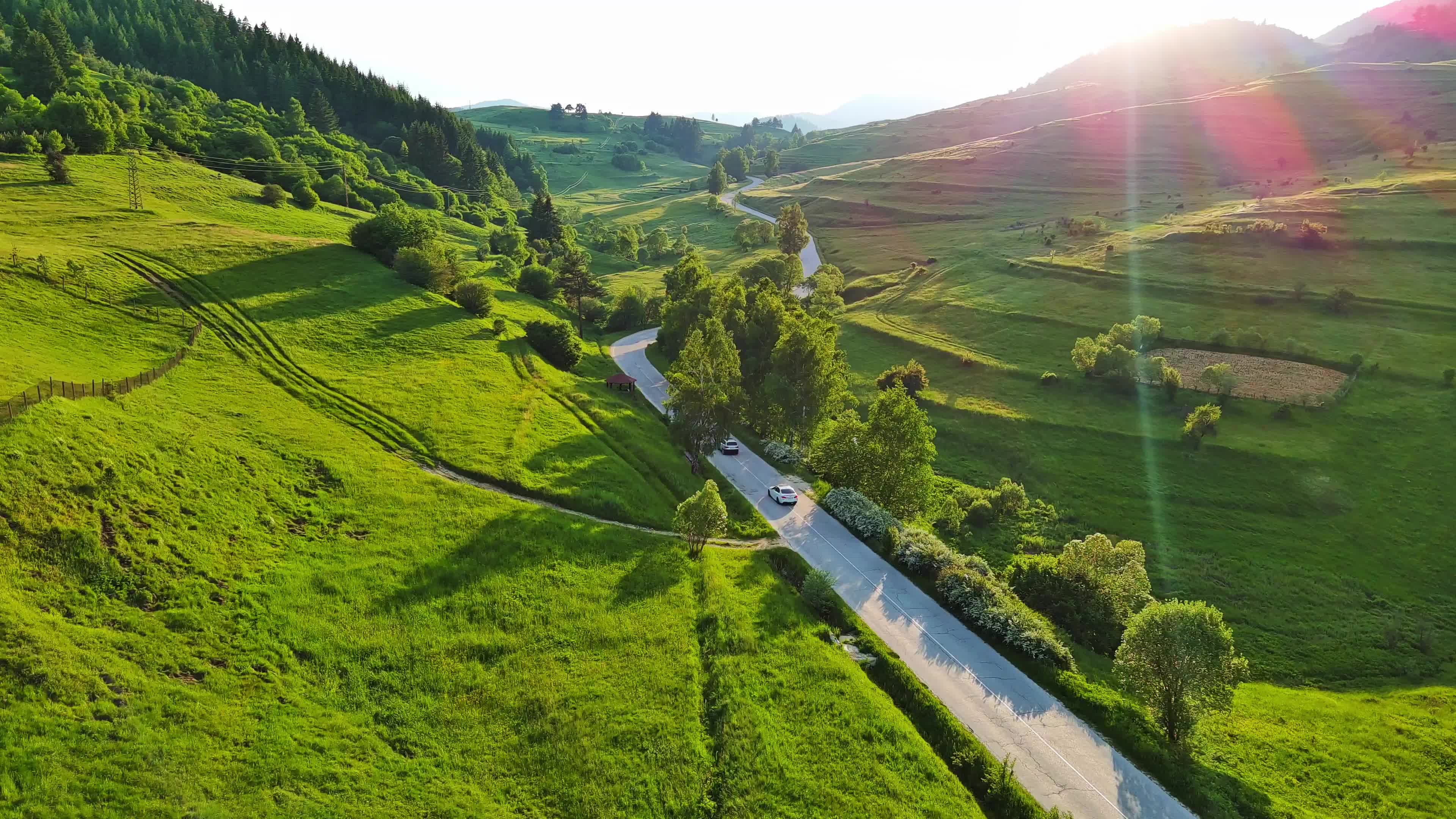 小汽车行驶在山里公路上