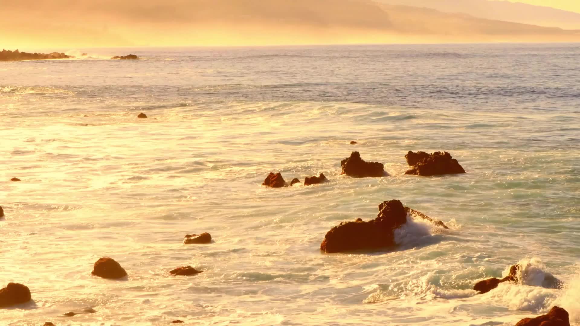 大海海浪冲击岩石