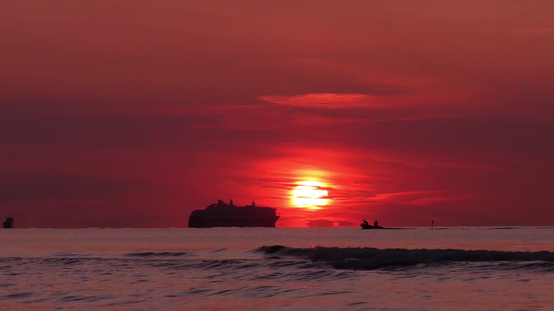 实拍傍晚红日大海面视频素材