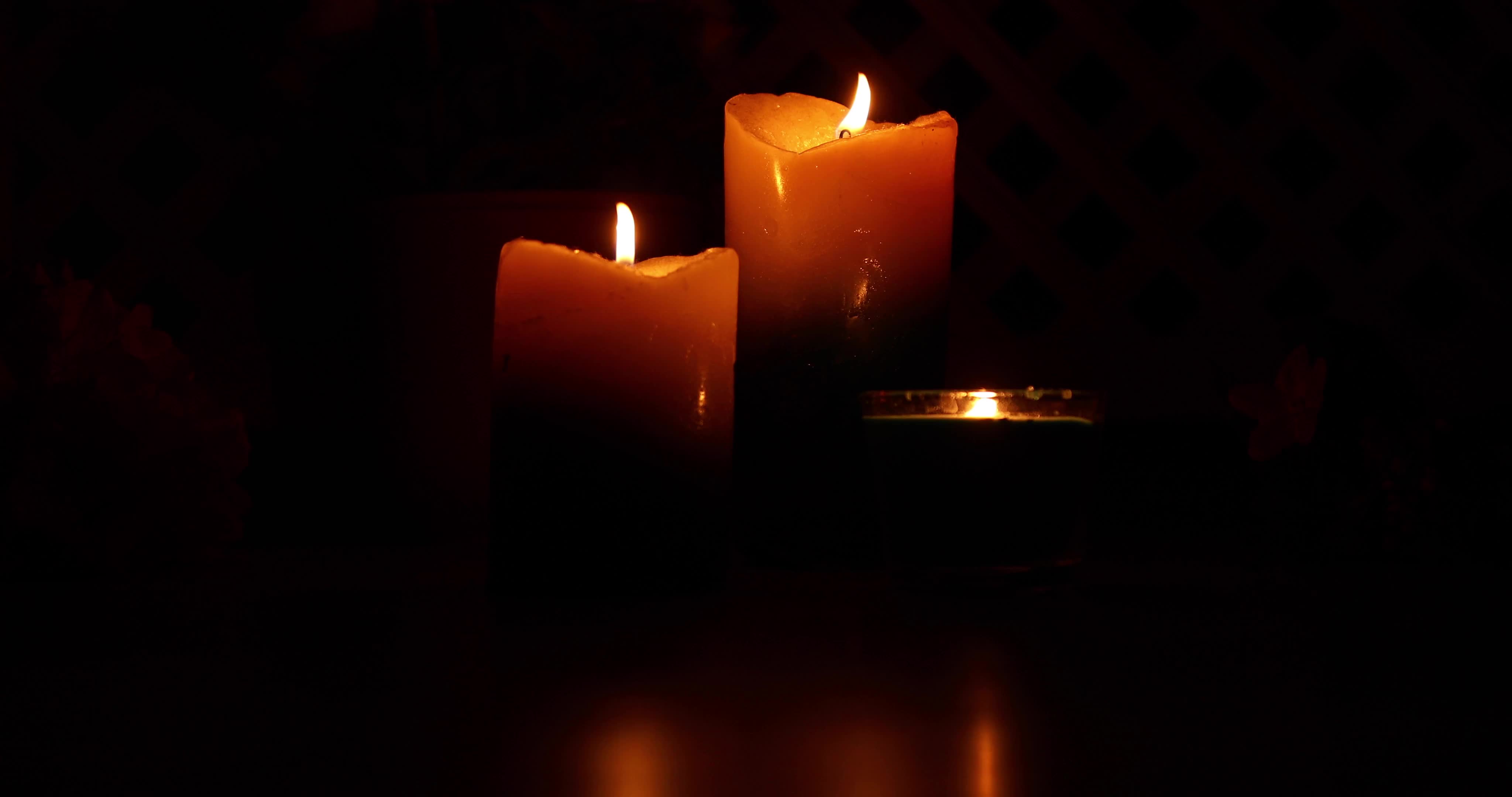 哀悼的蜡烛，悲伤和渴望。节日火宏背景。图片-商业图片-正版原创图片下载购买-VEER图片库