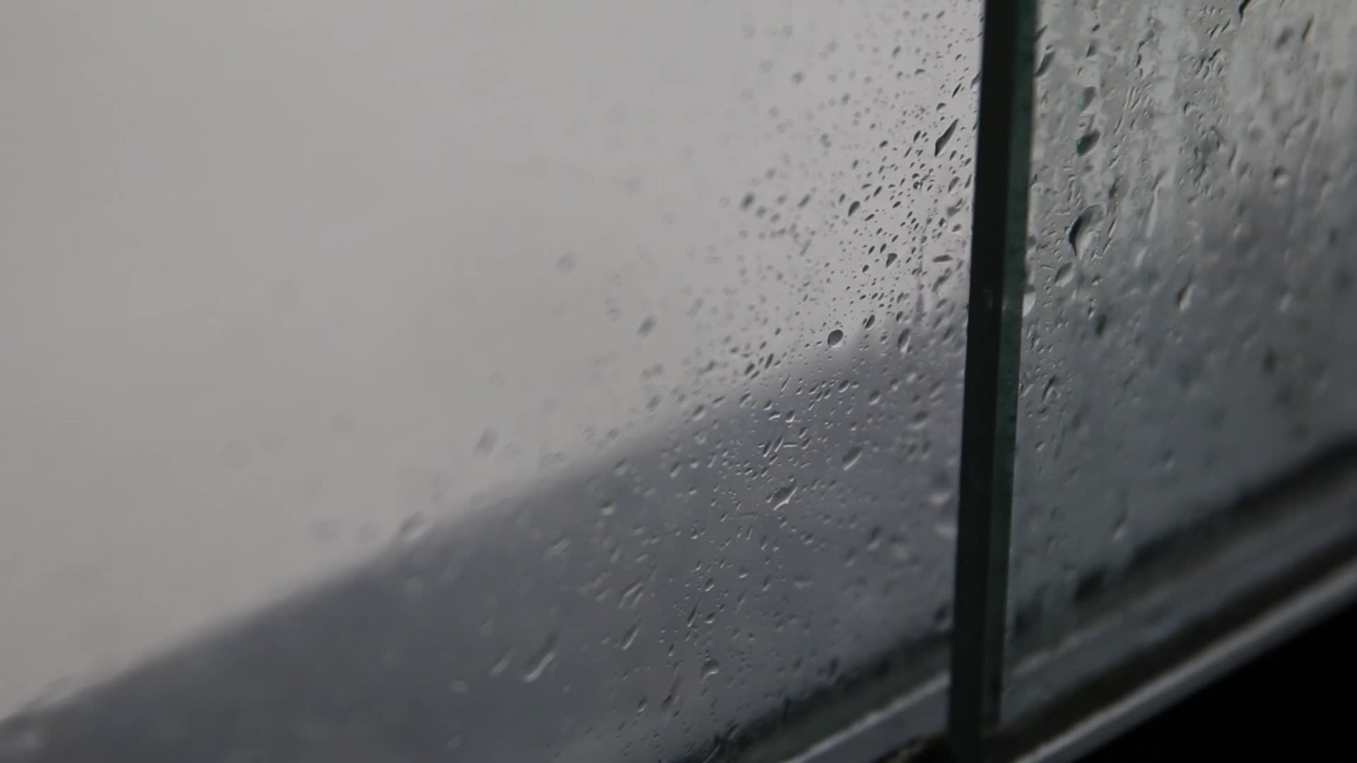 站在窗户边看下雨
