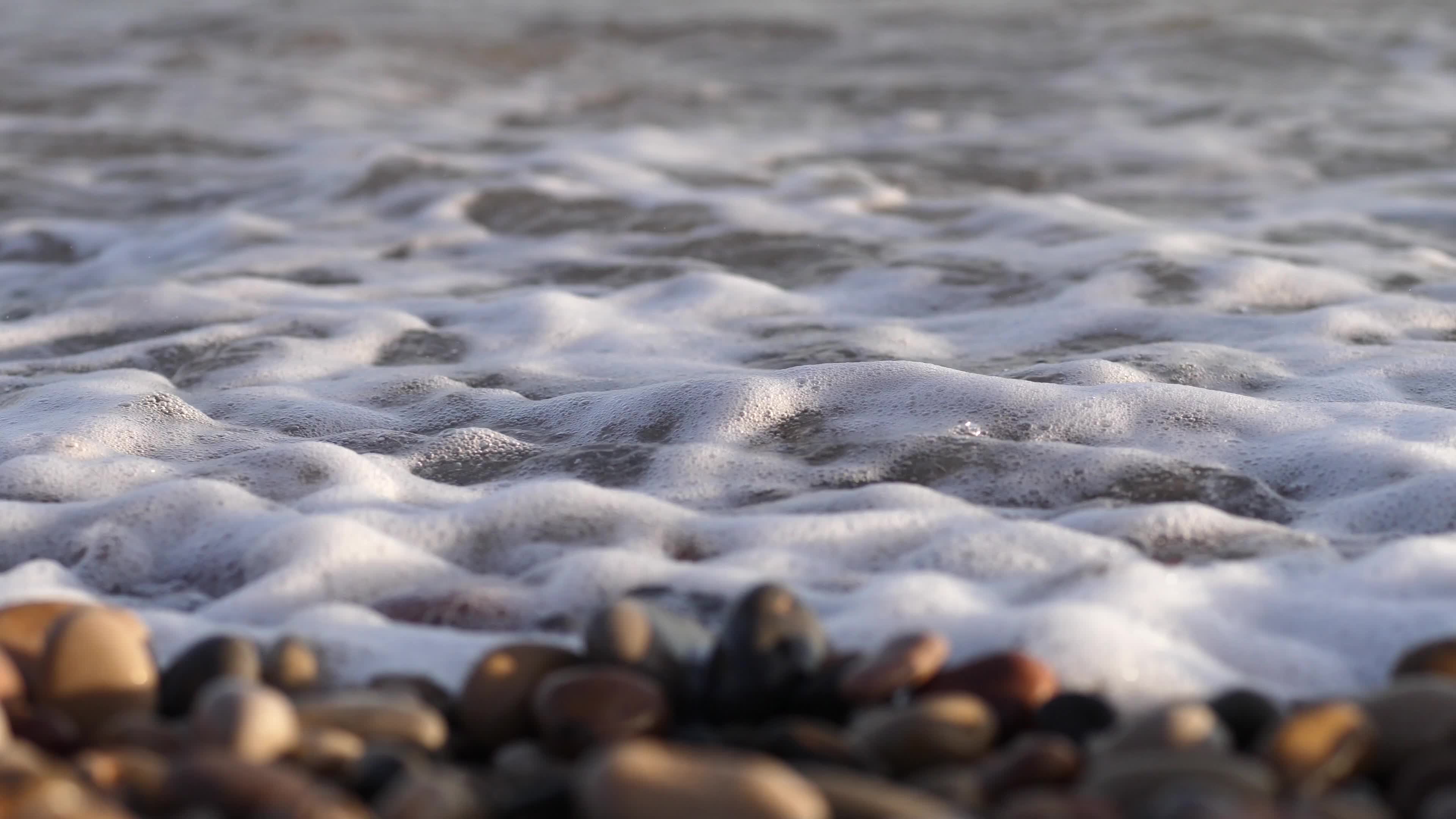实拍海边海浪冲击鹅卵石
