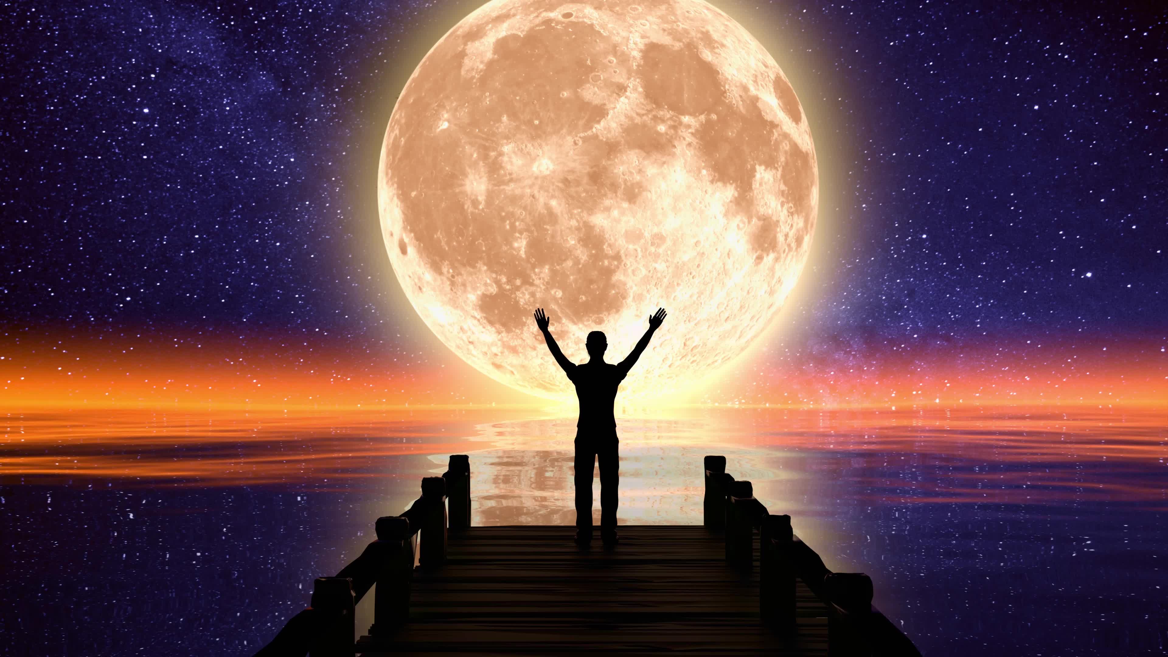 男人在小桥边张开双臂看月亮