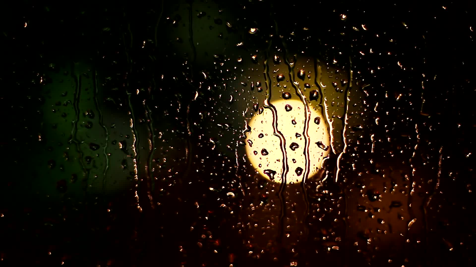下雨天玻璃水珠月光
