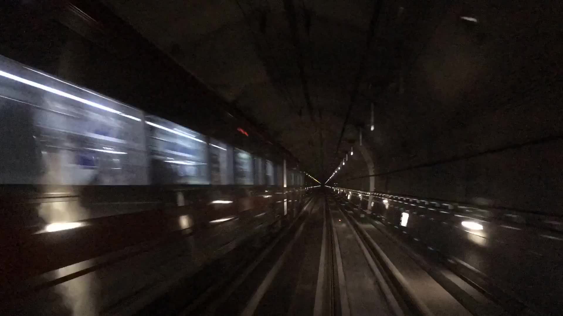 实拍穿梭地铁隧道实拍素材