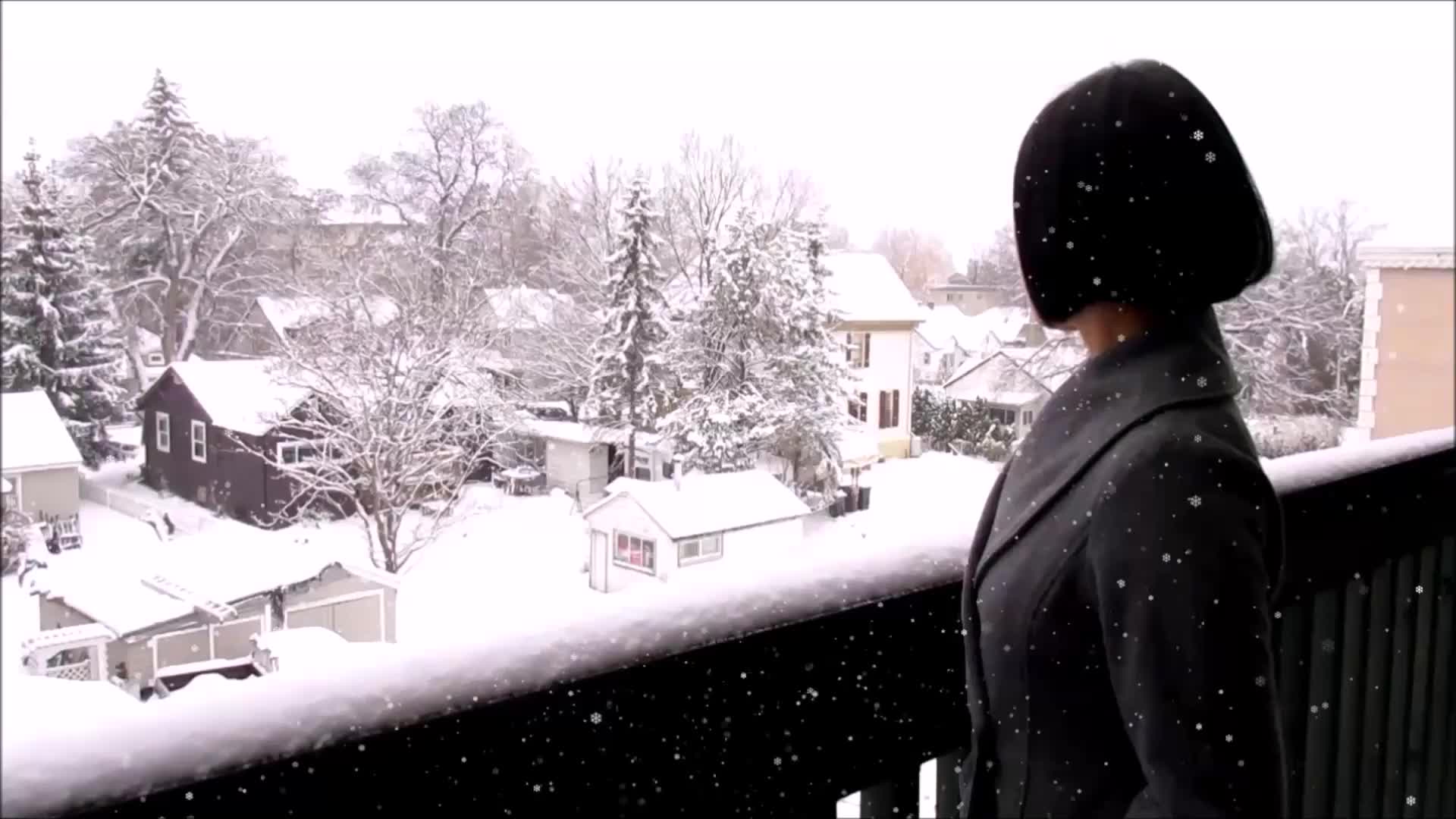 美女站在阳台看雪景