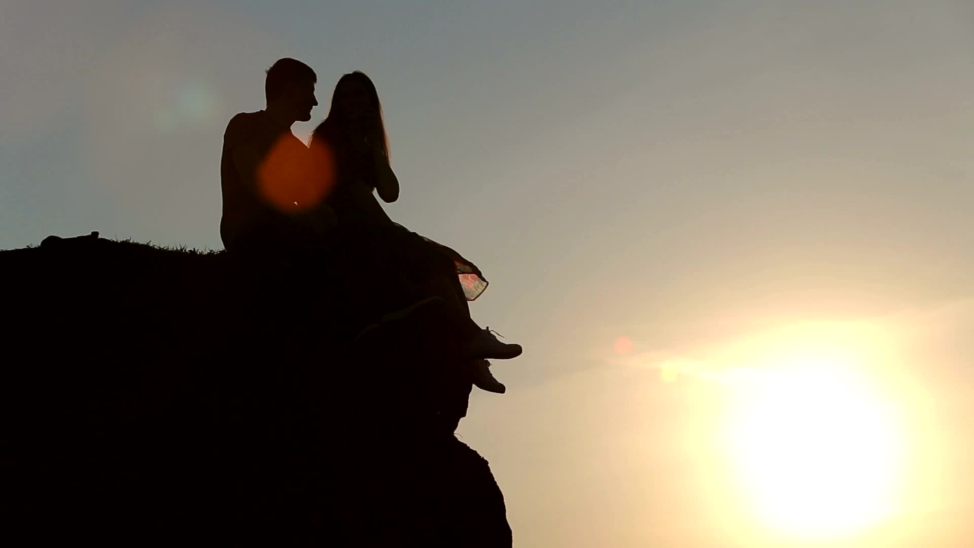 情侣坐在山顶看日出