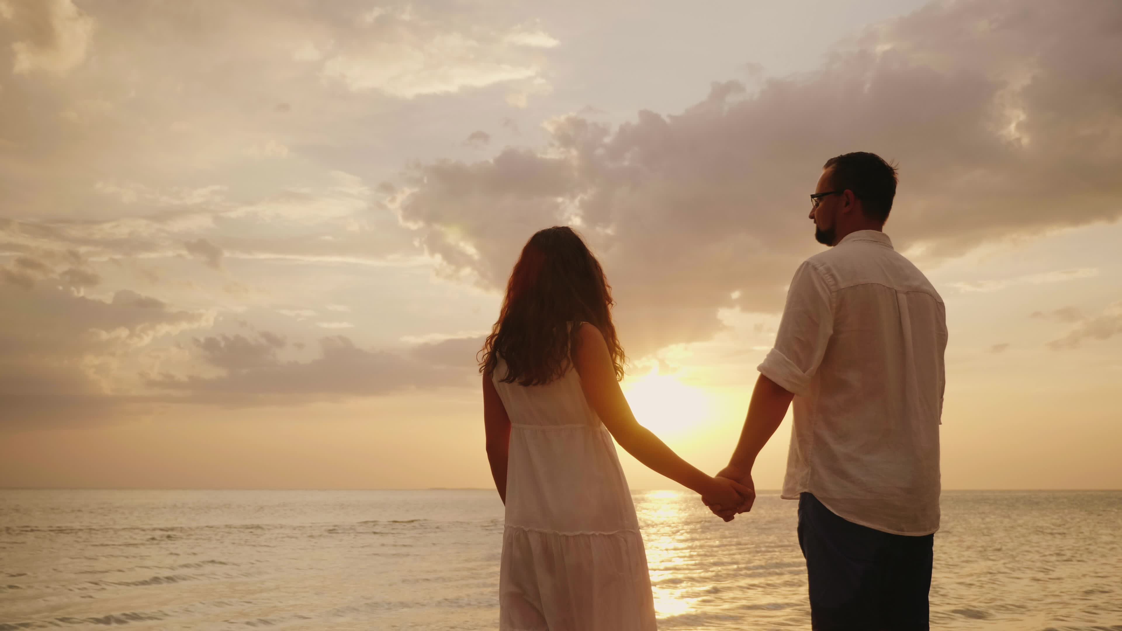 男人和女人牵手走在海边日出 · 免费素材图片