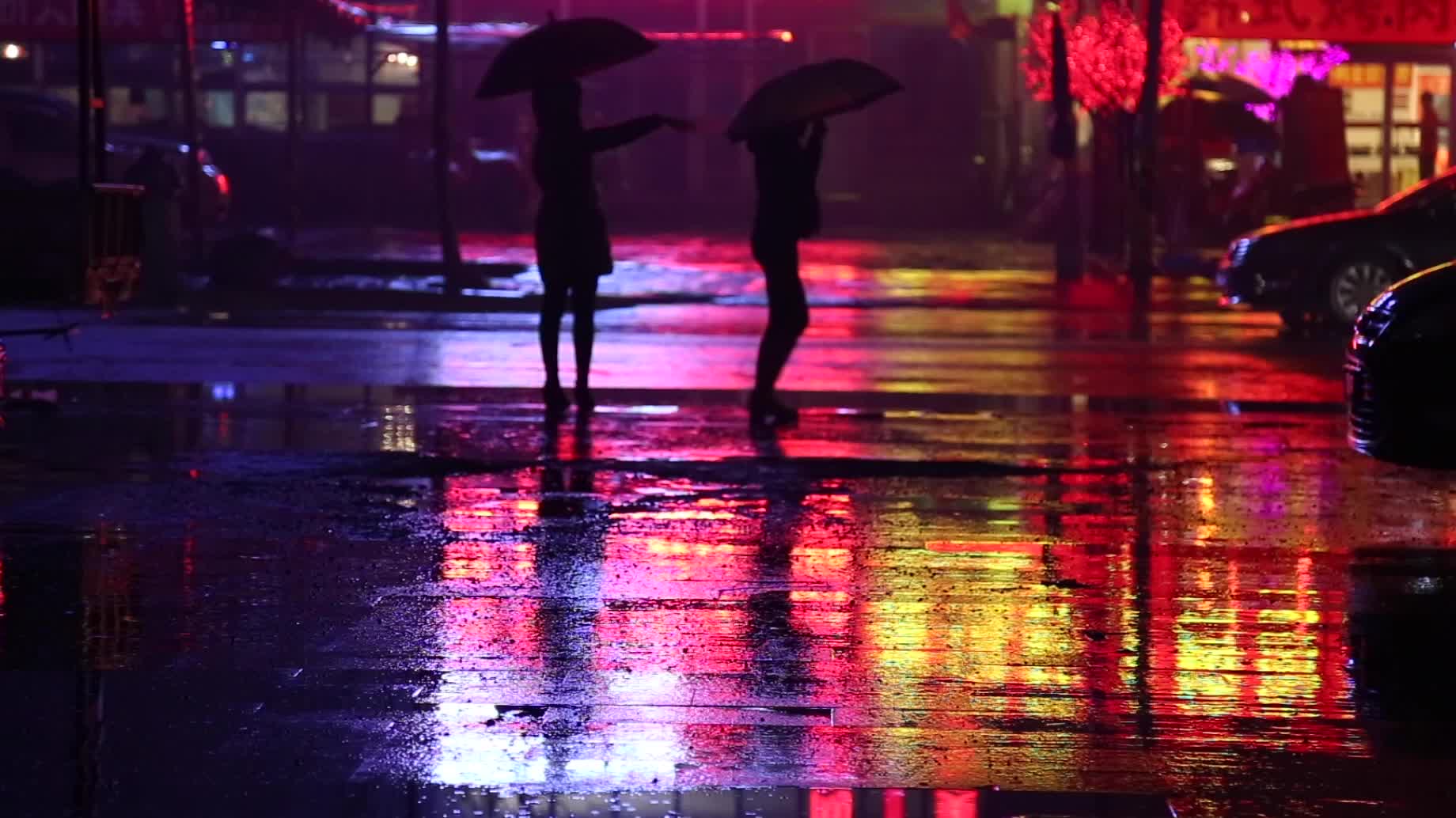 雨天夜晚城市街道