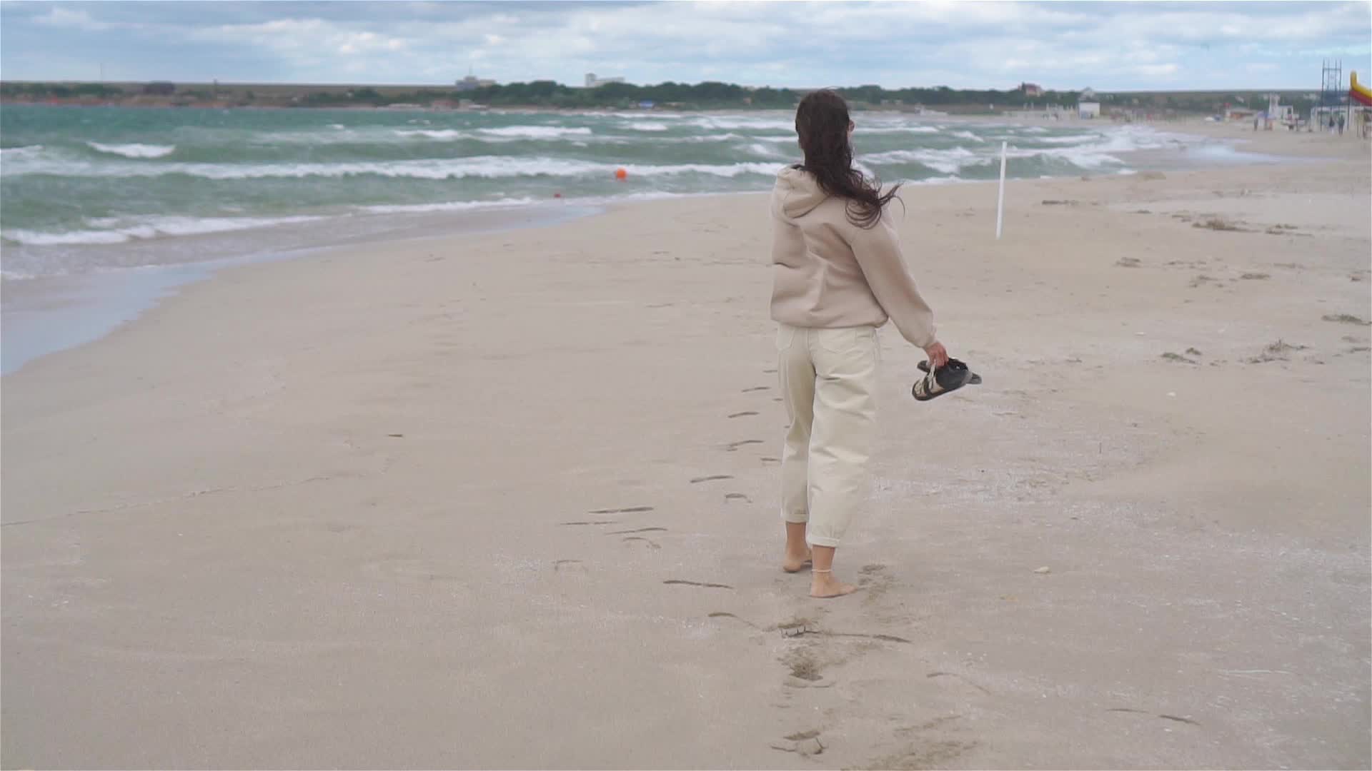 美女走在海边