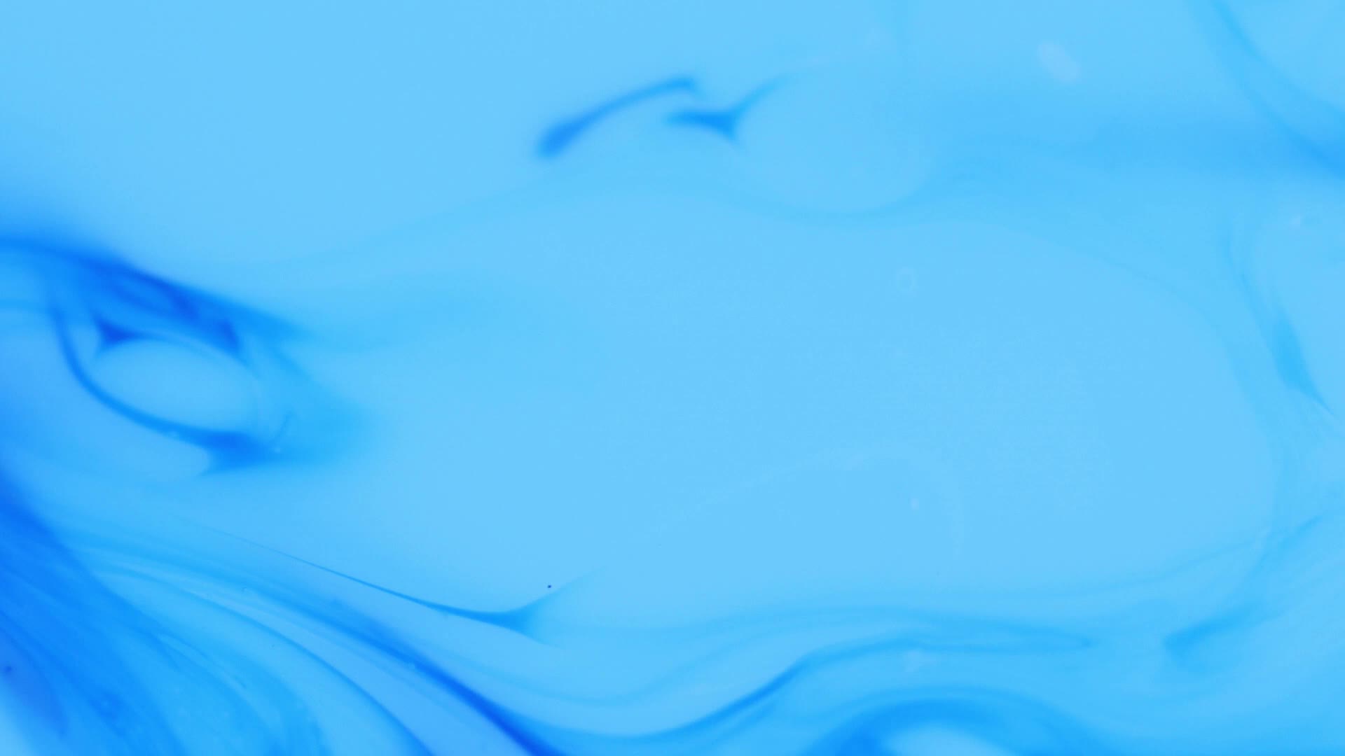 蓝色墨水滴入水中水墨视频素材