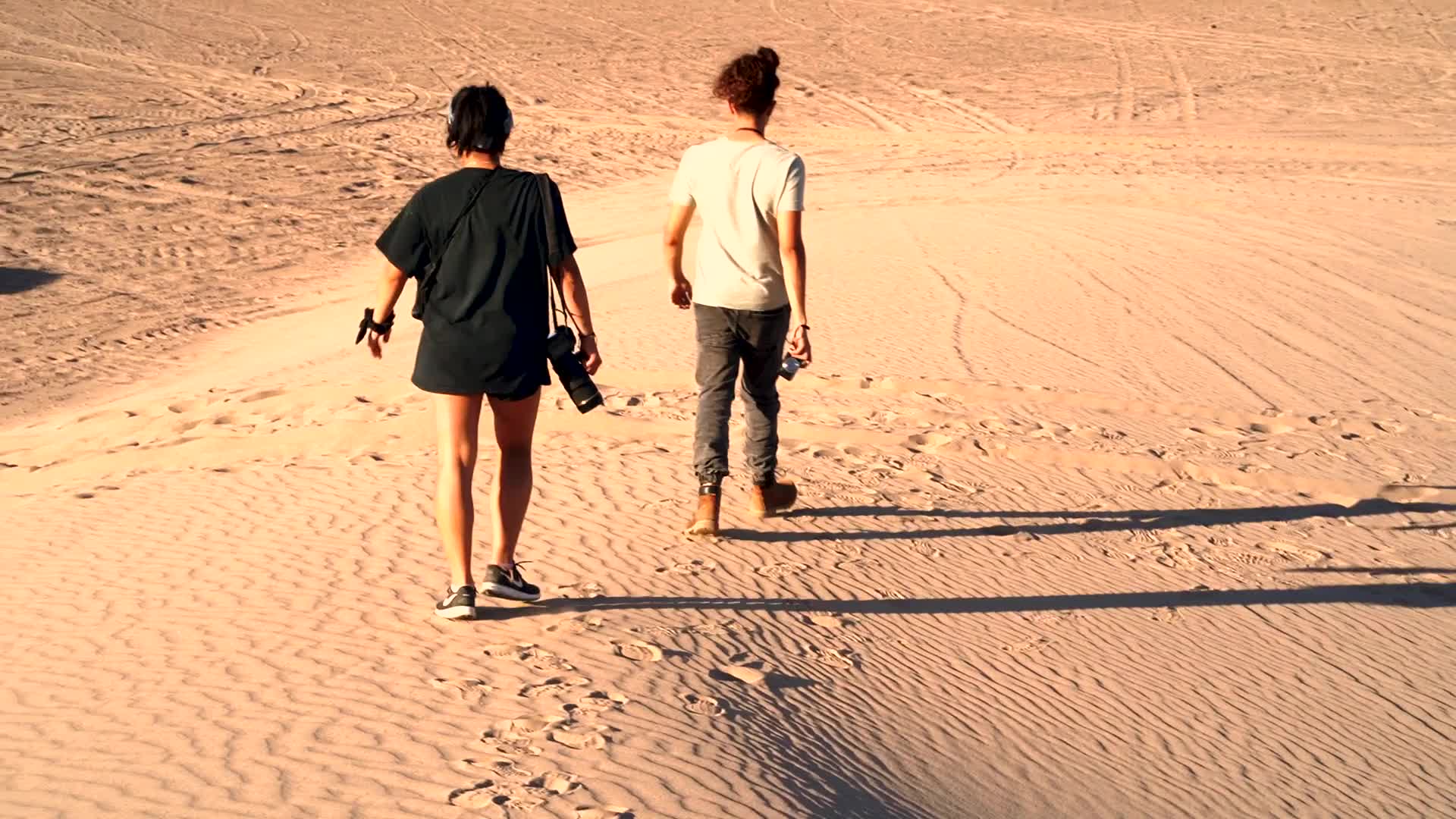 情侣一起走在沙漠里