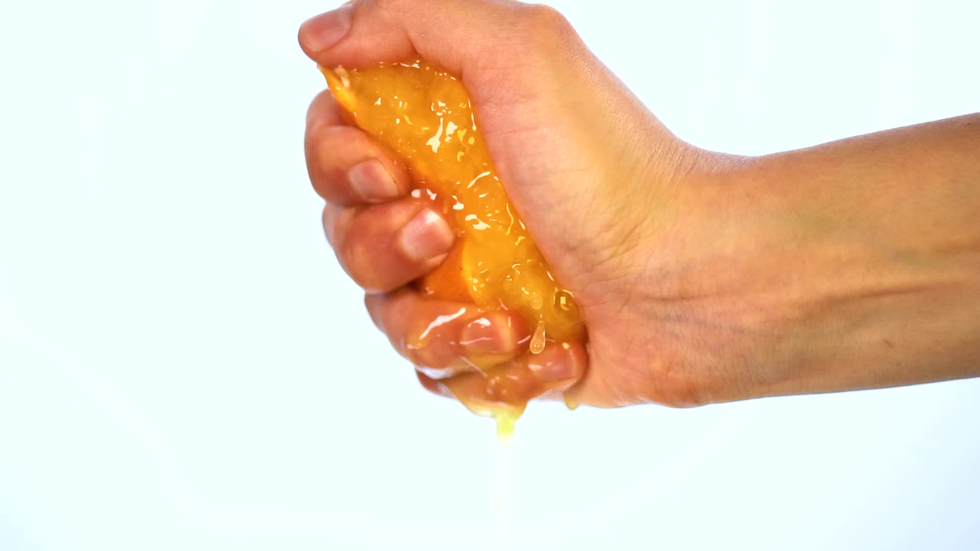 用手挤压橙子