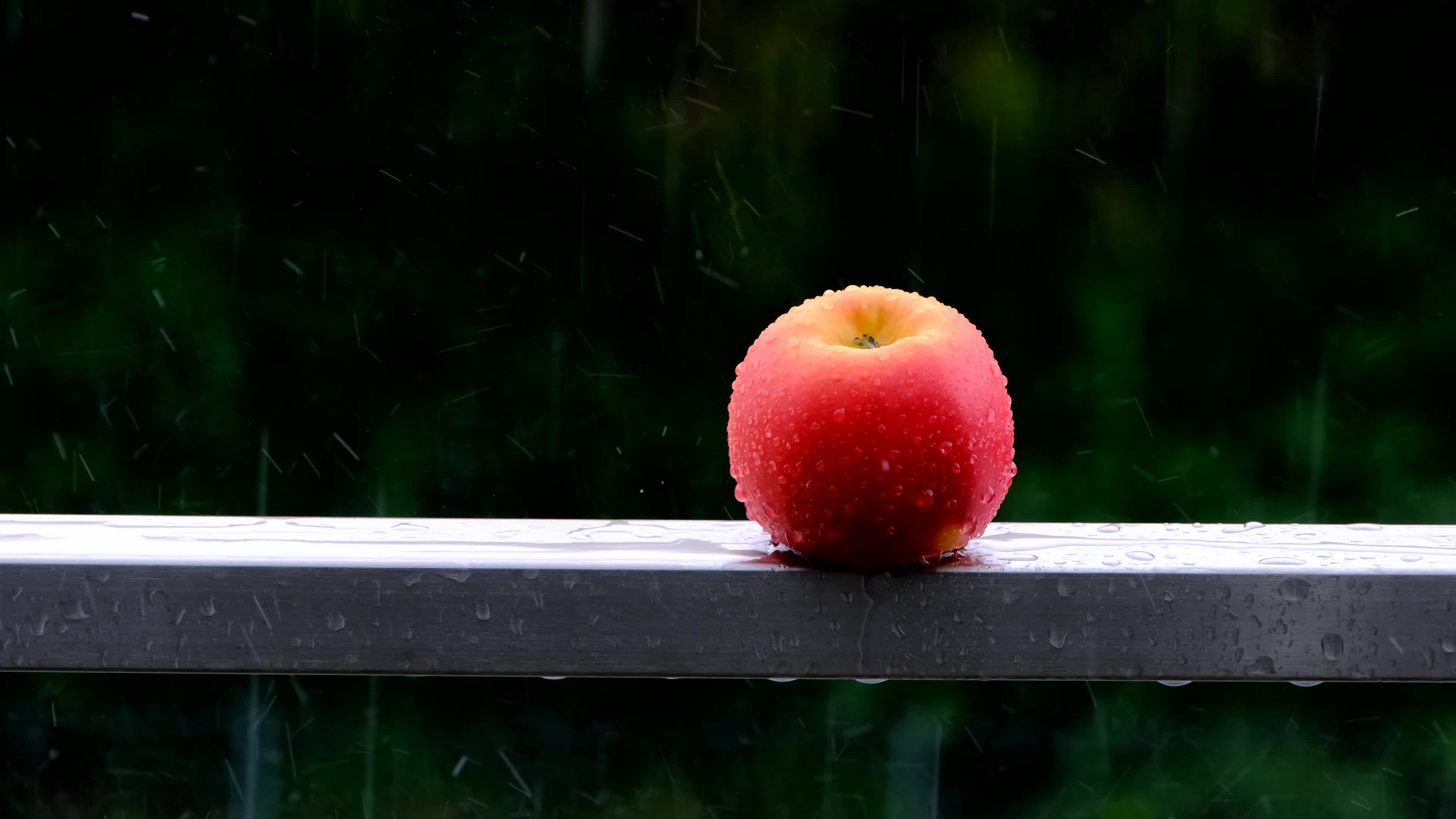苹果放在窗台