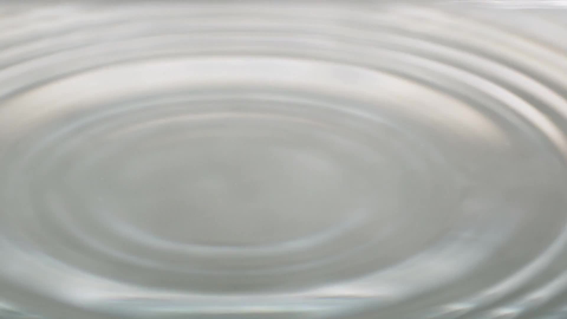 清澈的水滴滴入水面视频素材