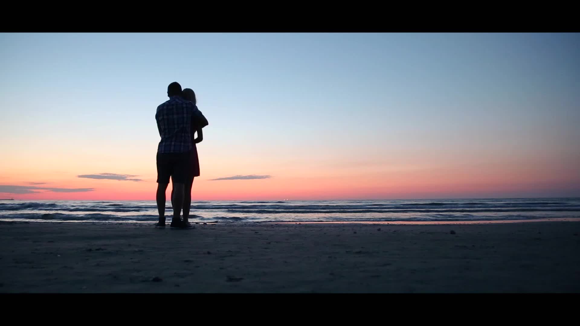 男人在海边向女朋友求婚