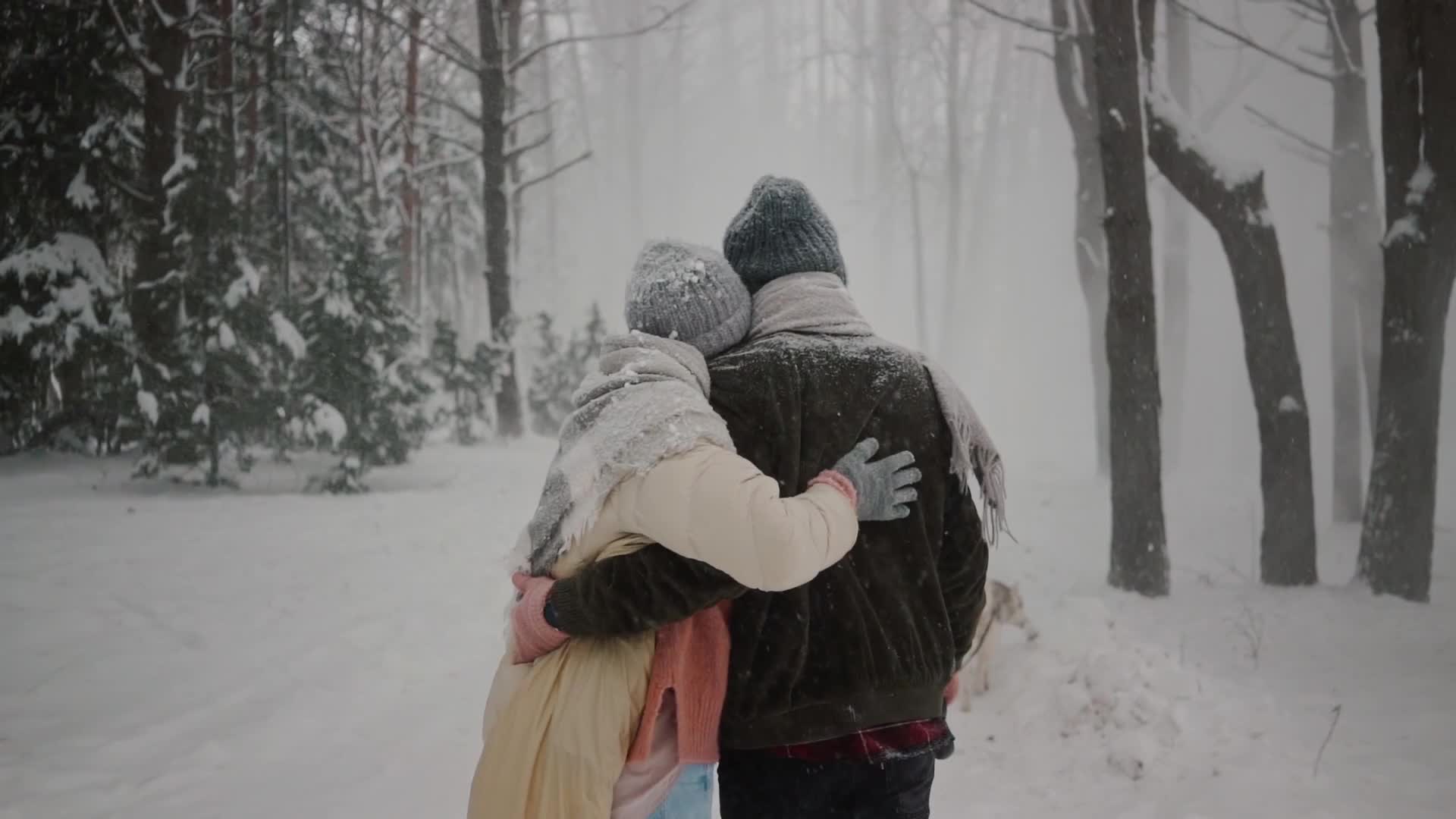 情侣在雪地散步