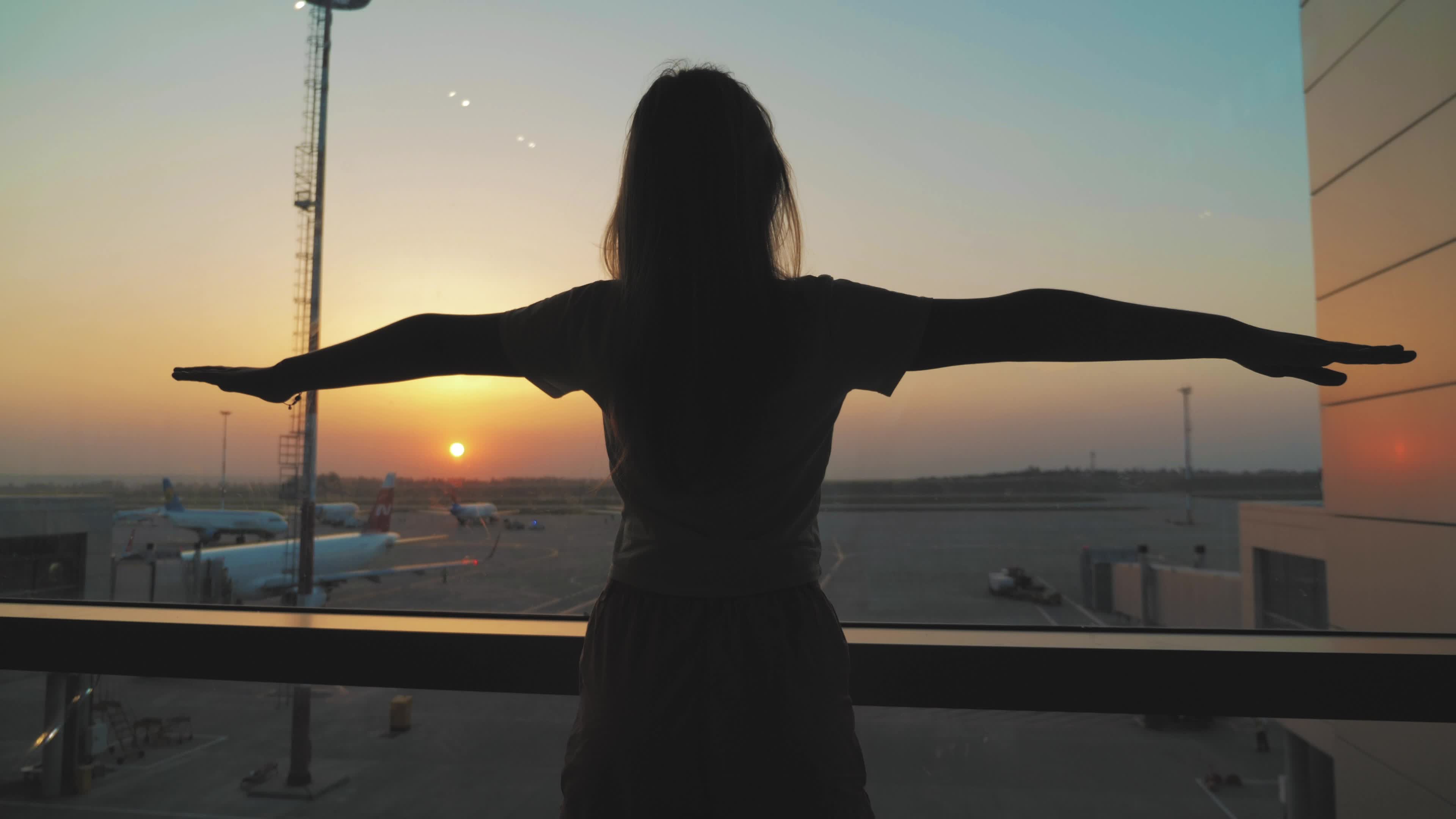 美女站在飞机场背影