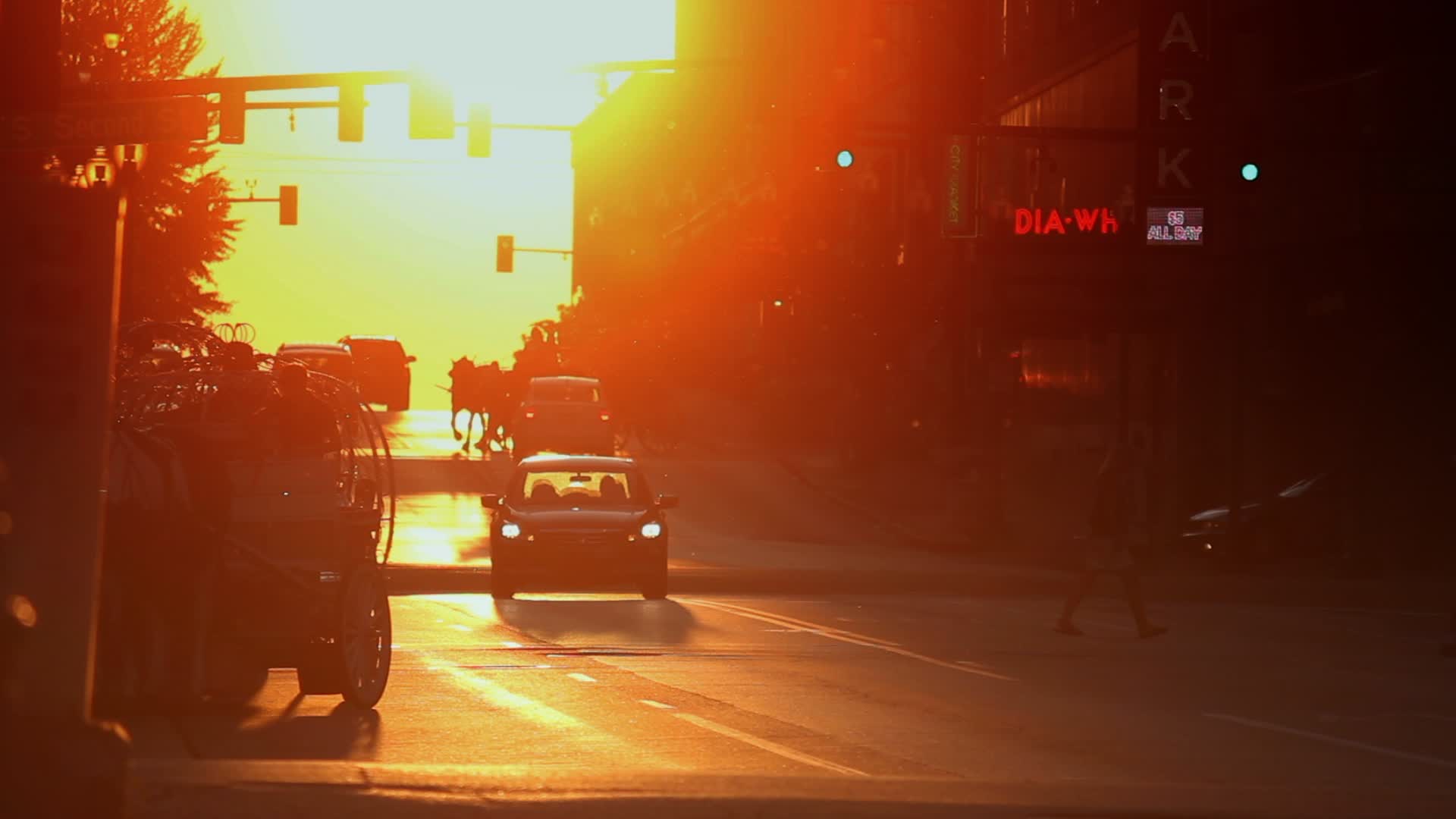 夕阳下城市街道