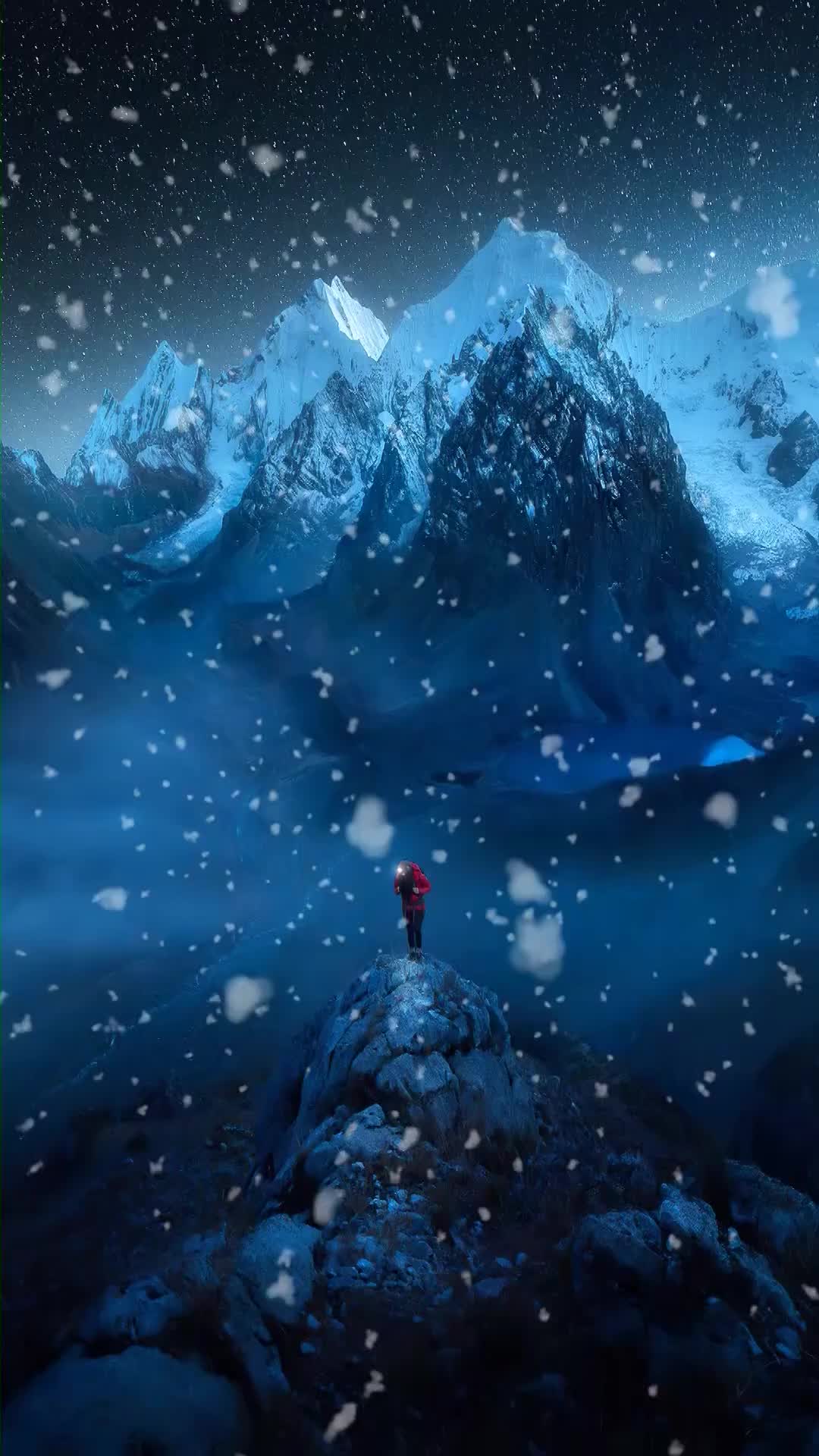 冬季美女站在山顶看雪景
