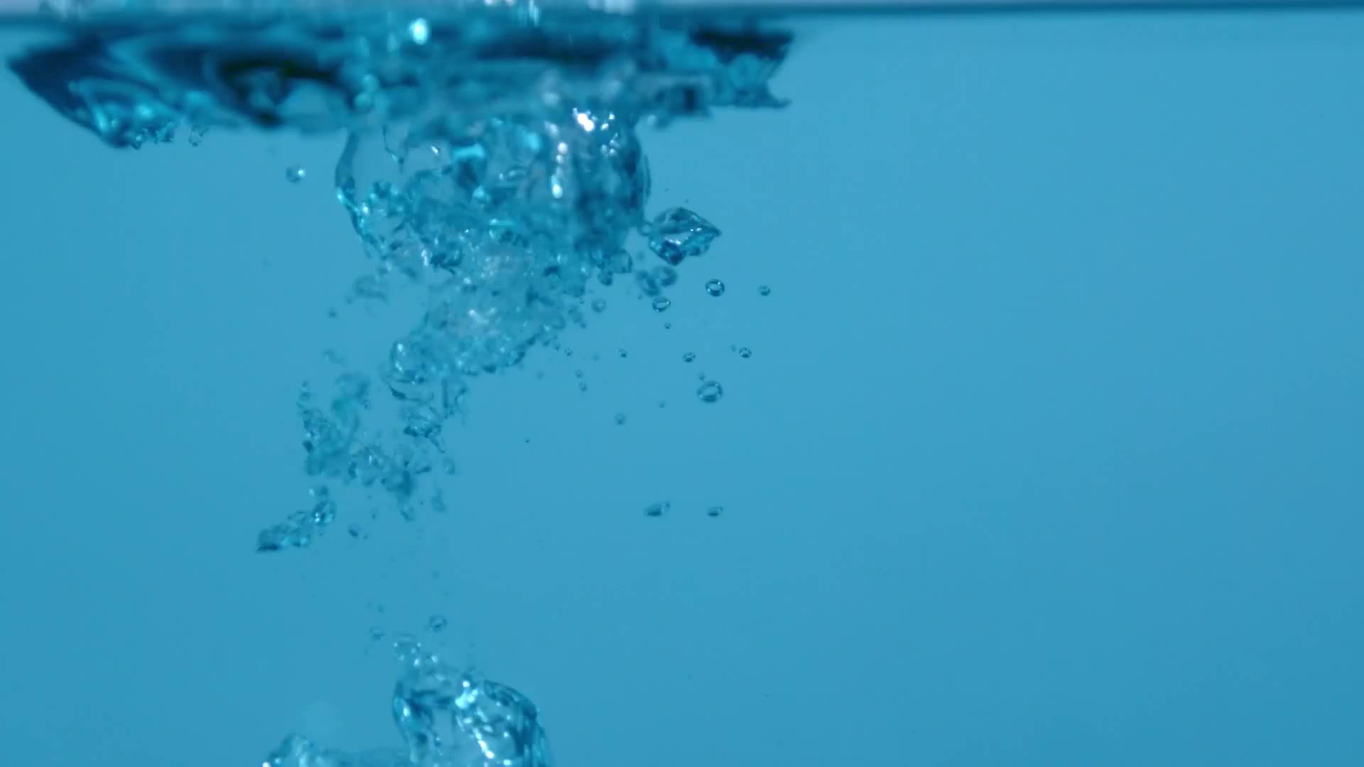 在清水中上升的气泡视频素材
