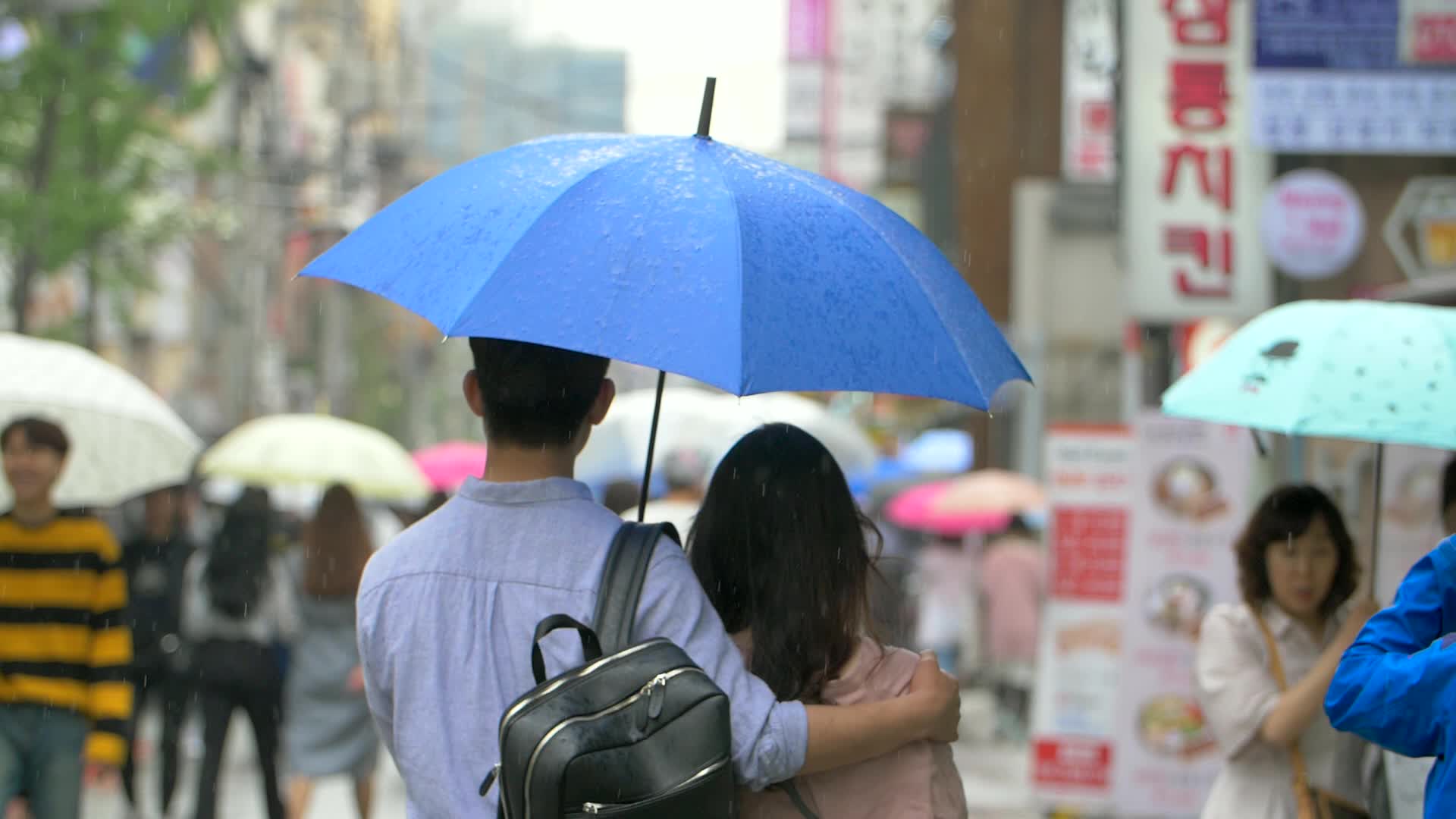 情侣一起撑雨伞